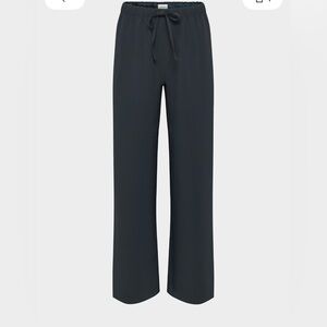 Aritzia Lodge Pant™ - Crepette™
Colour
Dark Night Navy - SHORT XS